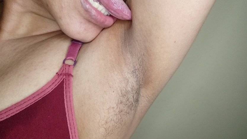 Мастурбация в красных трусиках