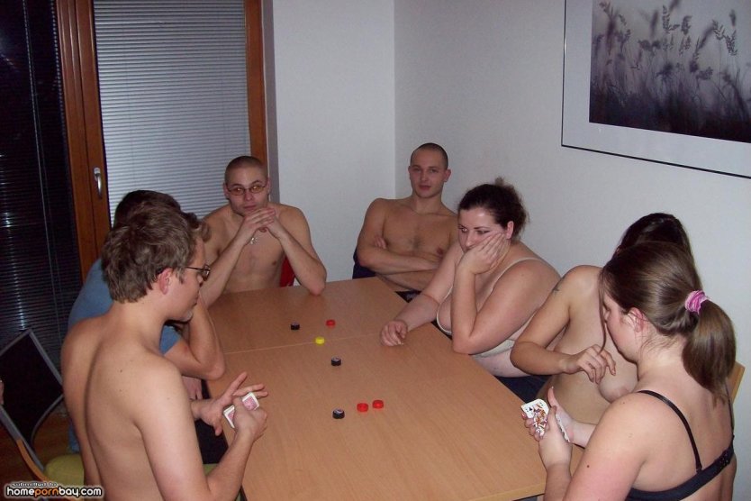 Семейная игра на раздевание