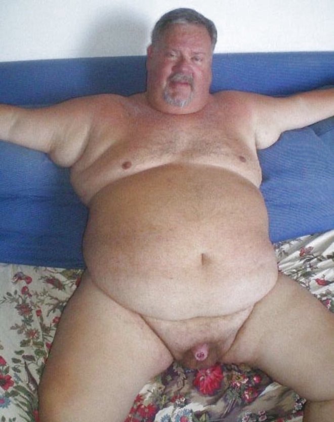 Очень жирный голый мужик