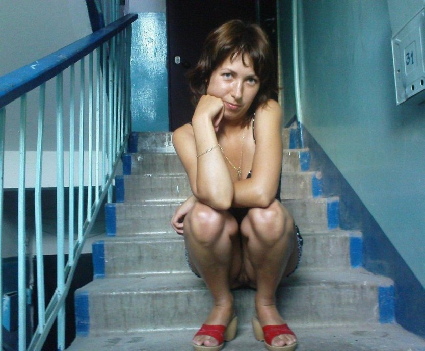 Женщины раздеваются в подъезде