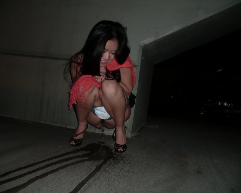 Пьяные девки ссут на улице