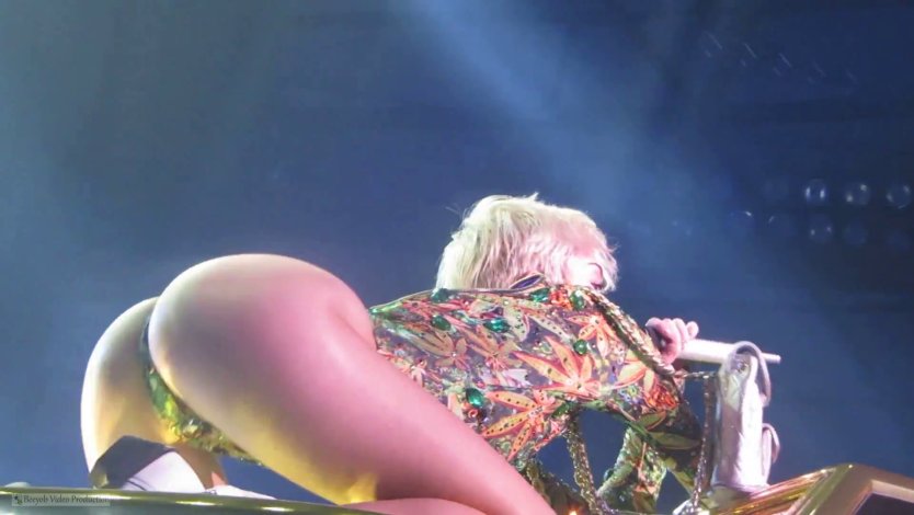 Майли Сайрус голая попка