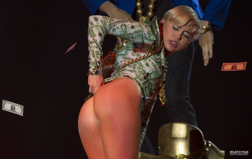 Майли Сайрус без трусиков на сцене