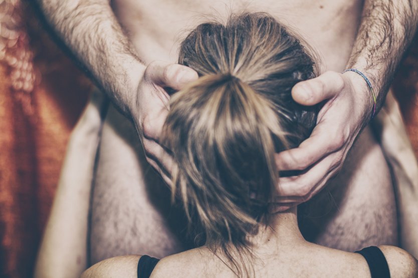 Держит за волосы