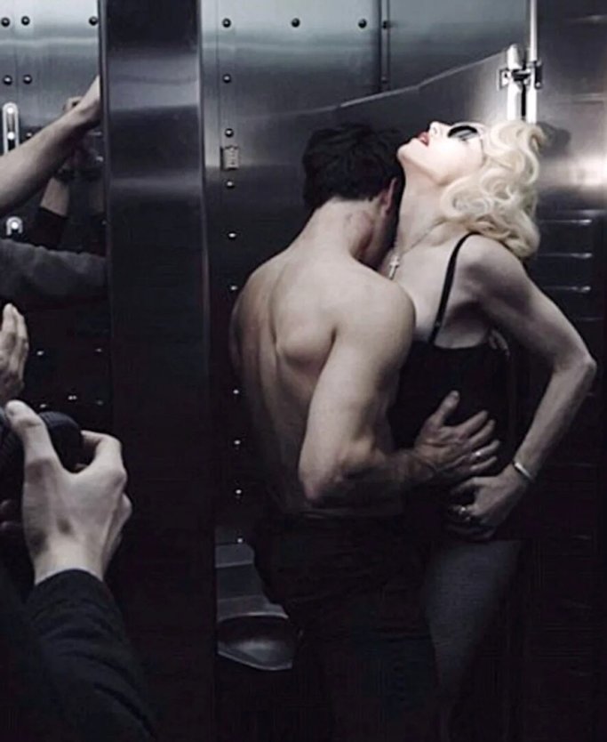 Девушка и мужчина в лифте