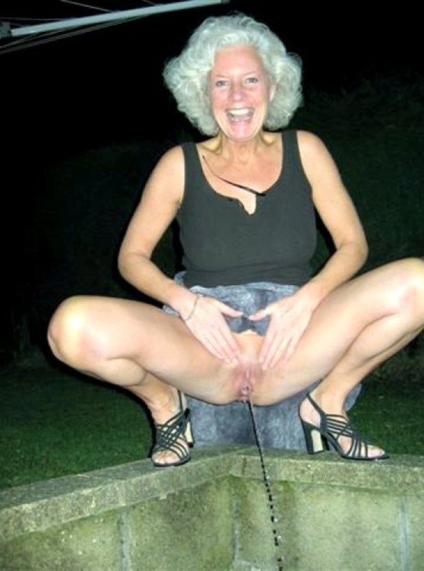 Старые женщины без трусов