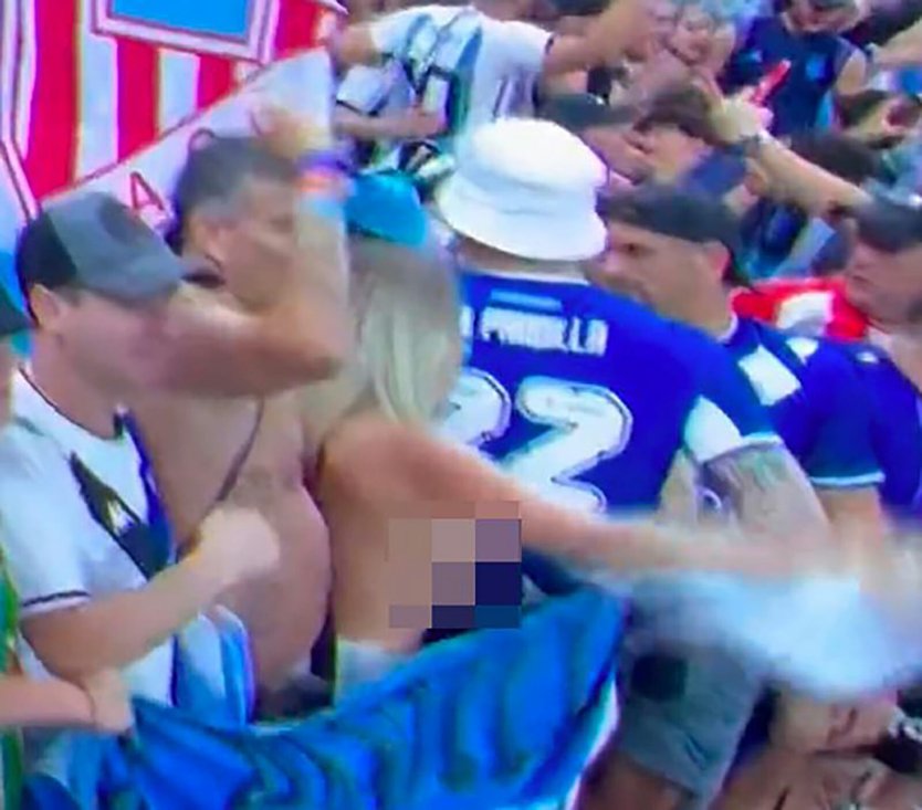 Голые болельщицы на стадионе