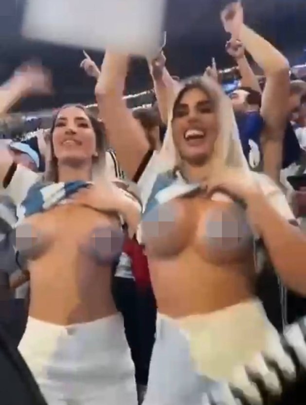Аргентинские болельщицы с голой грудью