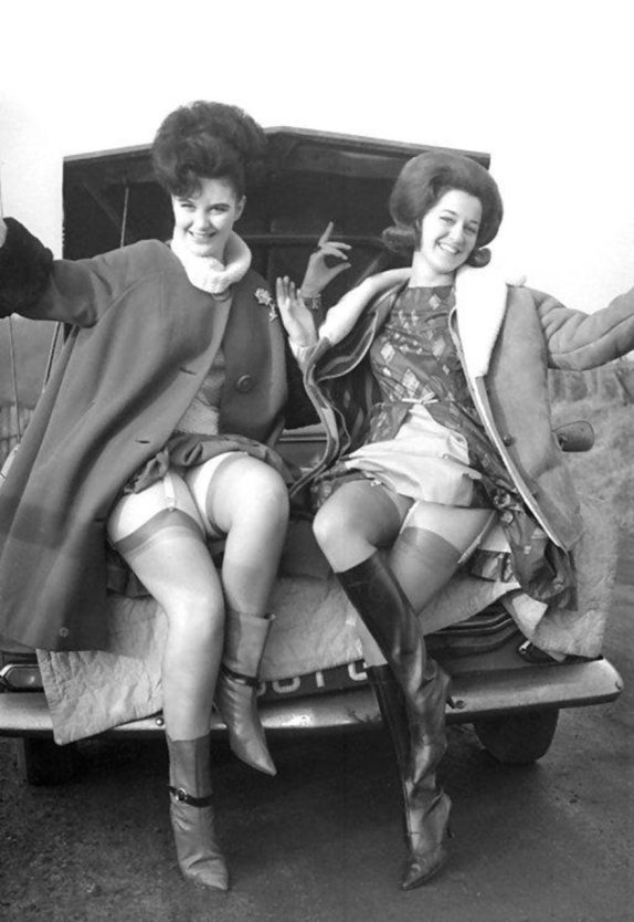 Голые ретро дамы в чулках