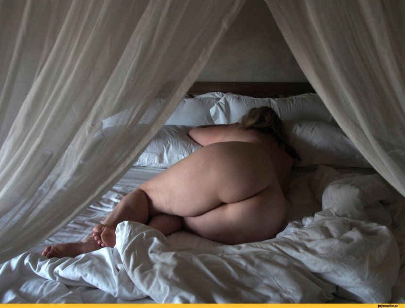 Голая попка из под одеяла