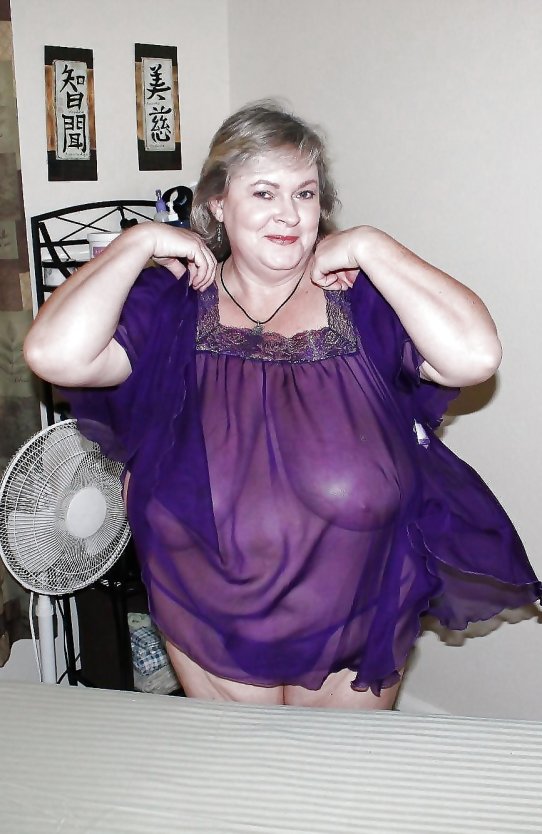 Жирные старухи в пеньюаре