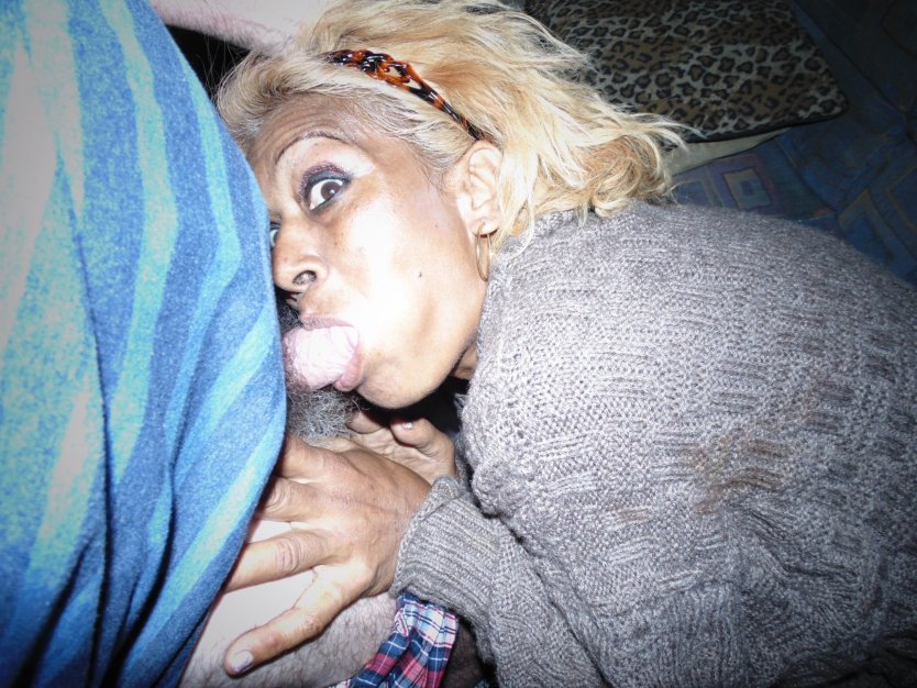 Бездомная отсосала хуй