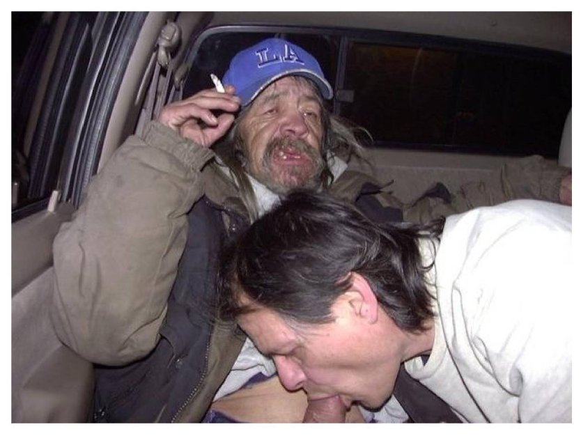 Бомжиха отсасывает у бомжа