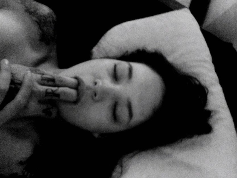 Облизывает палец