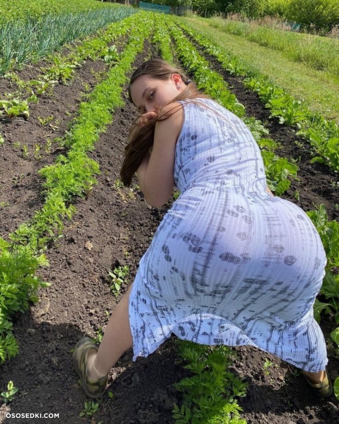 Женщина в огороде