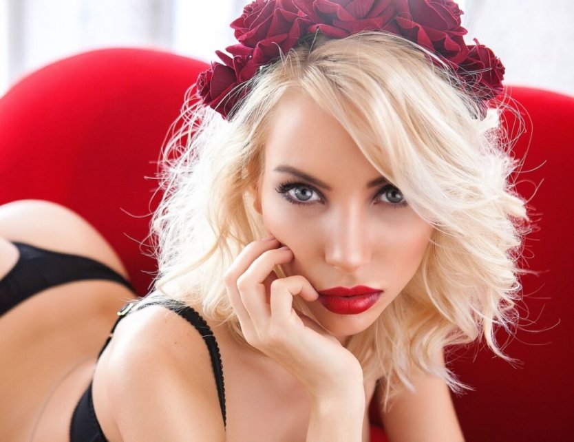 Блондинка с красной помадой