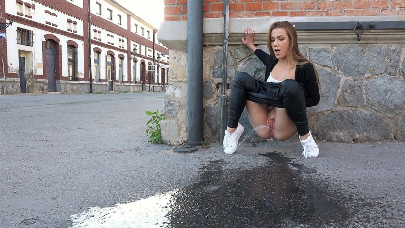 Девушки ссут на улице города