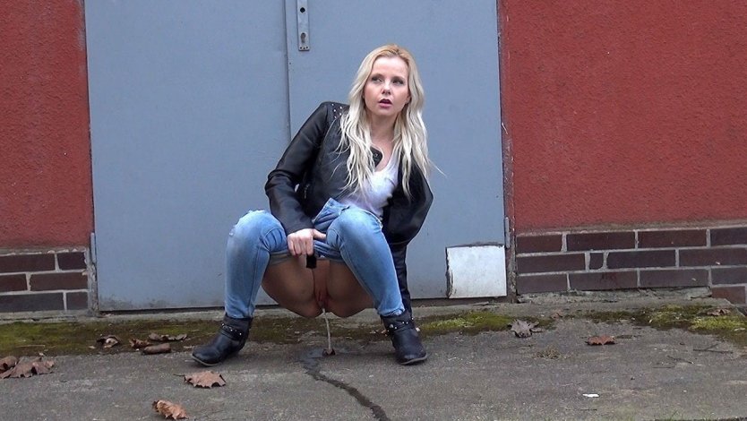 Красивые девушки ссут на улице