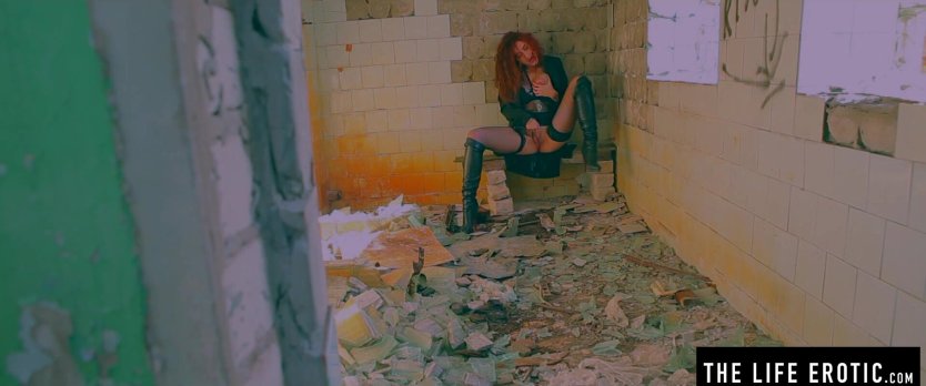 Отъебали в заброшенном доме