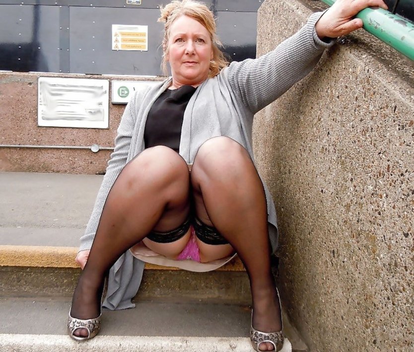 Зрелые в юбке и без трусов