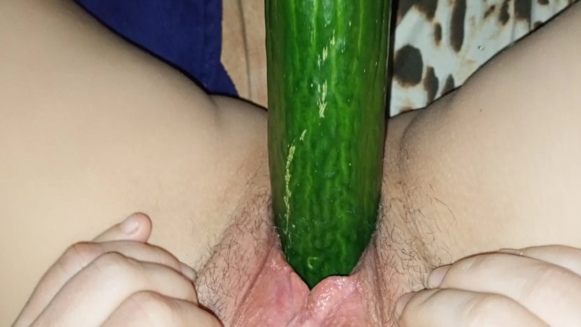 Огурец в пизденке домашнее