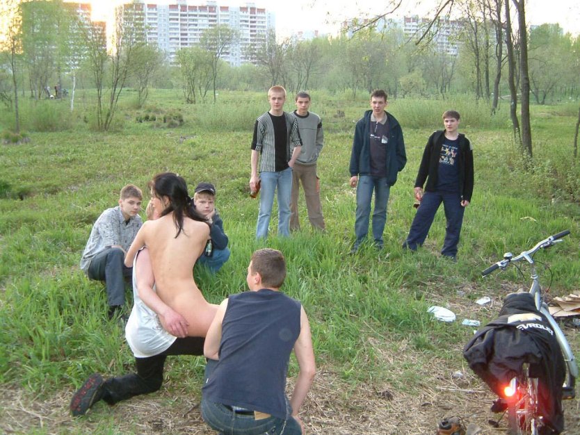 Девки раздели парня на природе
