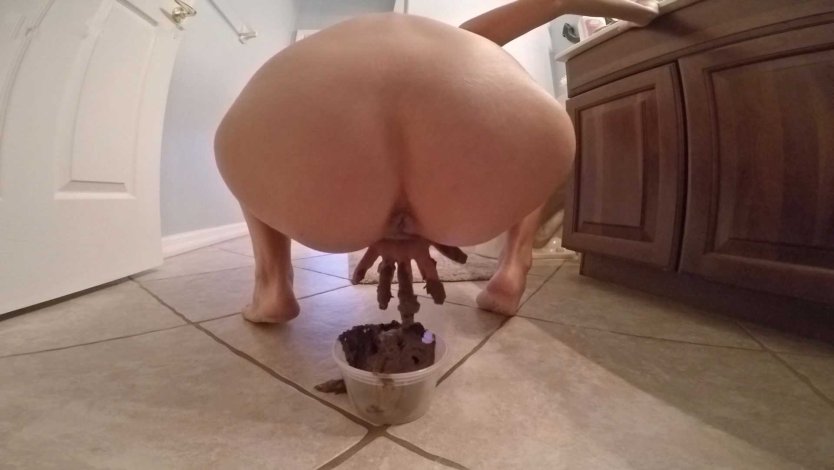 Девушка какает огромной