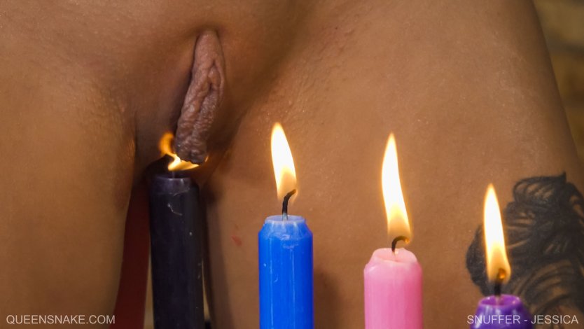 Девушка со свечкой в попке