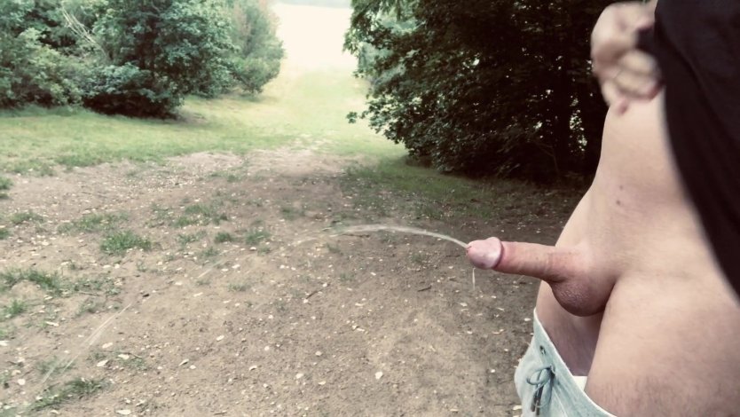 Голые мужики ссут крупным планом