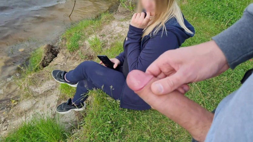 Девушка подрочила незнакомцу