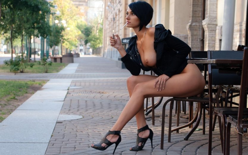 Голые женщины на каблуках на улице