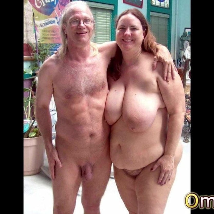 Голые старые пары на пляже