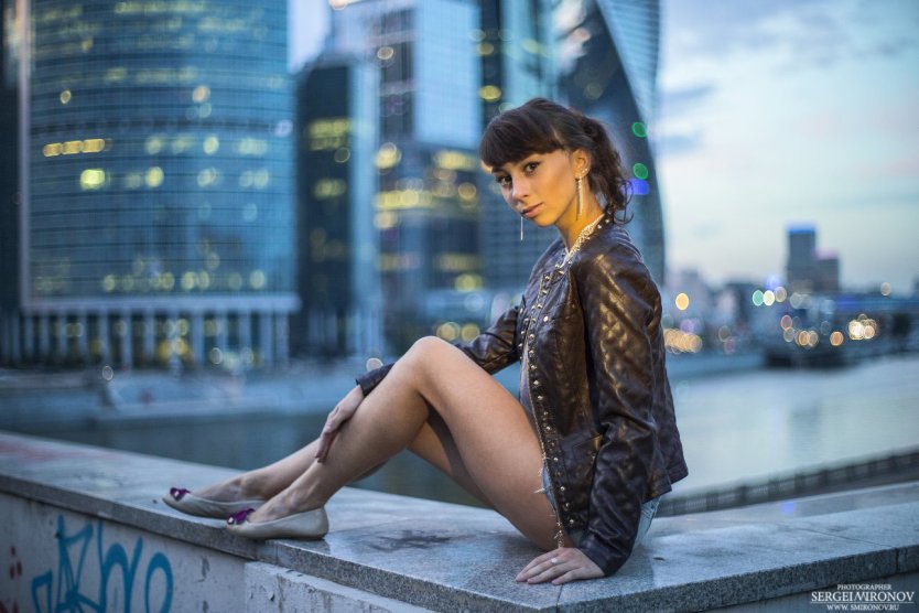 Девушка на фоне Москва Сити