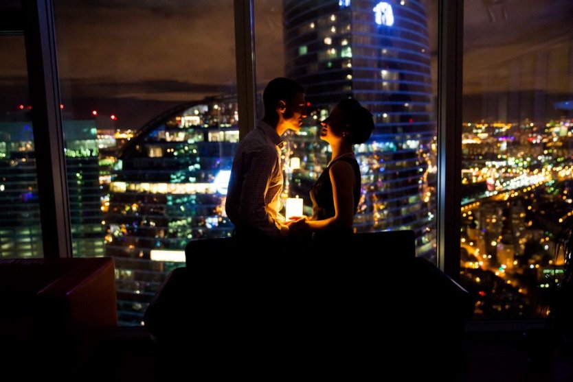 Пара в ночном городе