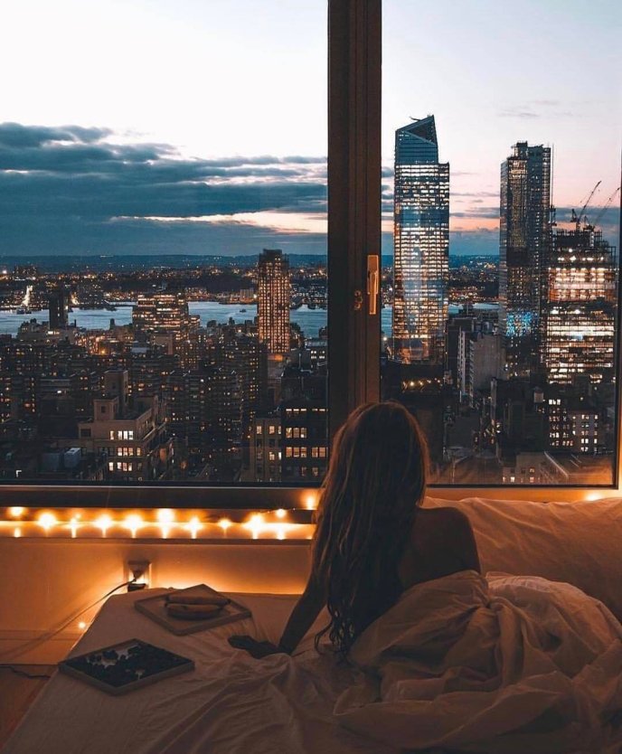 Красивый вид из окна на город