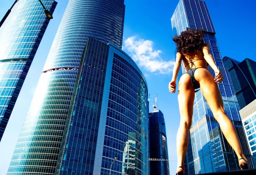 Девушка на небоскребе