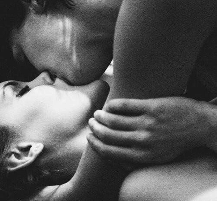 Языком по телу девушки