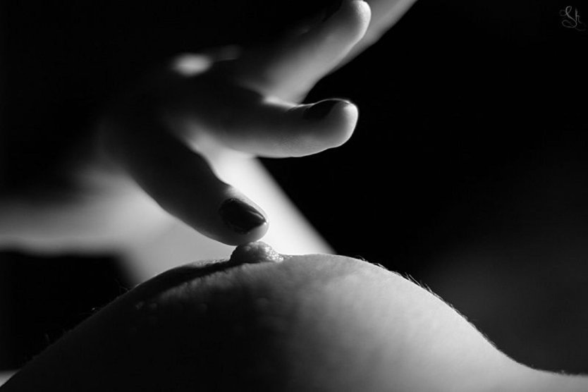 Женские соски черно белая