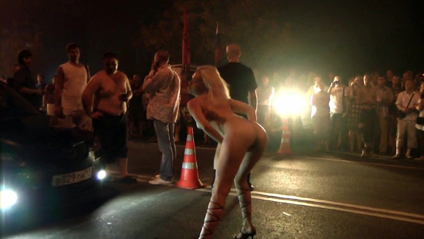 Голые девки на ночных гонках