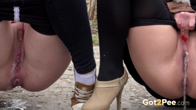 Девчонка писает через трусики