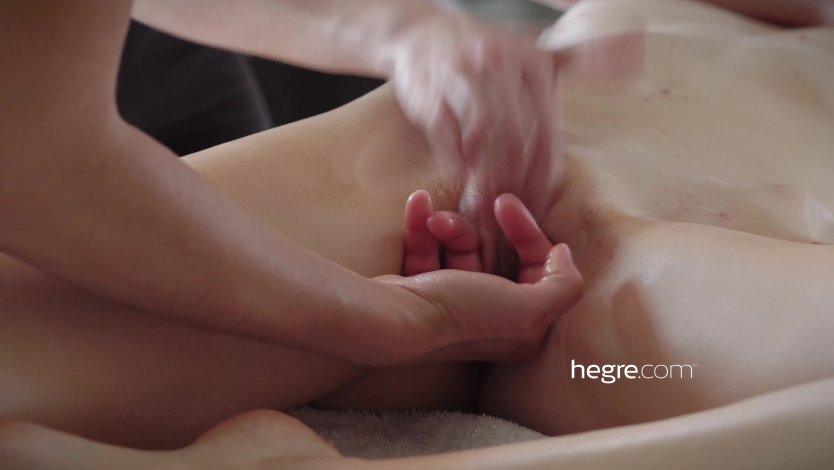 Парень ласкает киску девушке