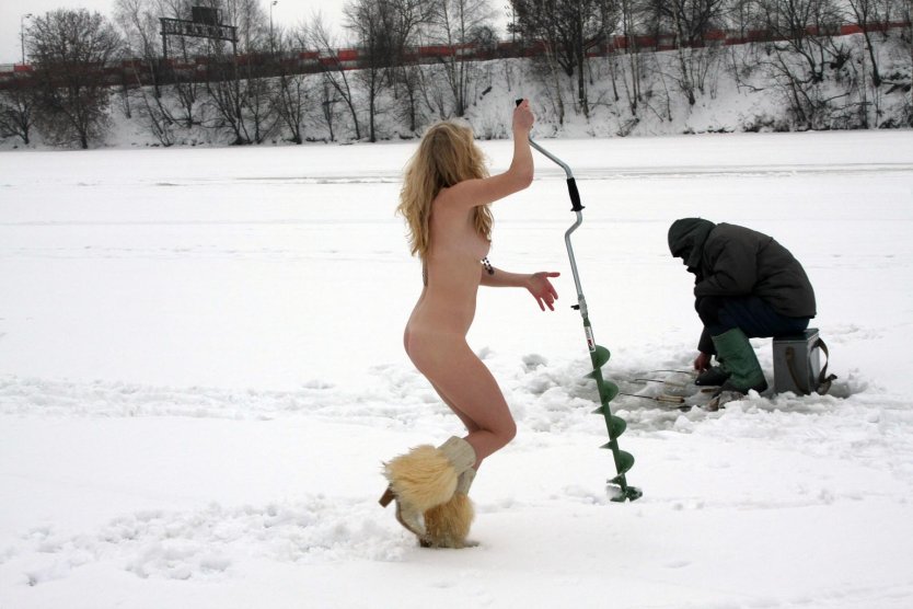 Голые женщины на зимней рыбалке