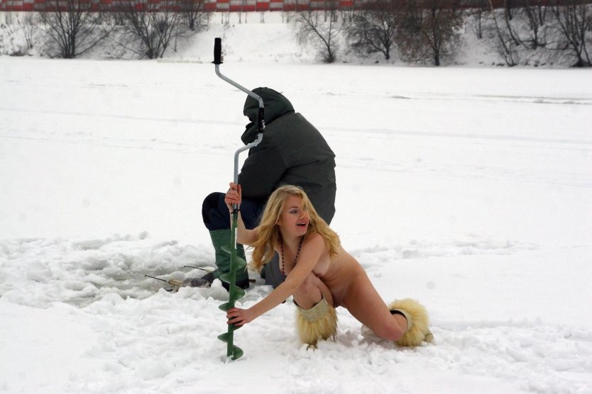 Голые женщины на зимней рыбалке