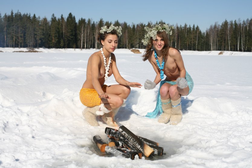 Голые женщины на зимней рыбалке