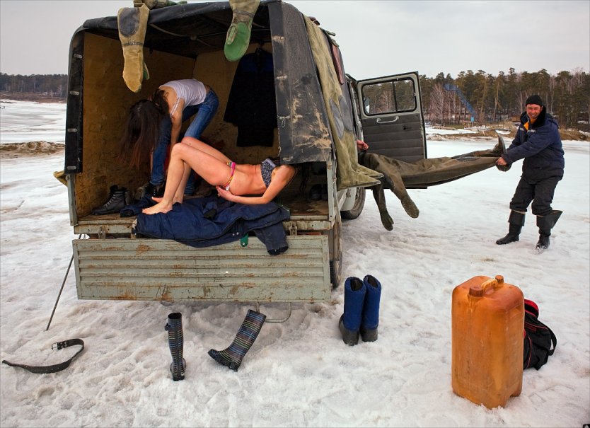 Голые женщины на зимней рыбалке