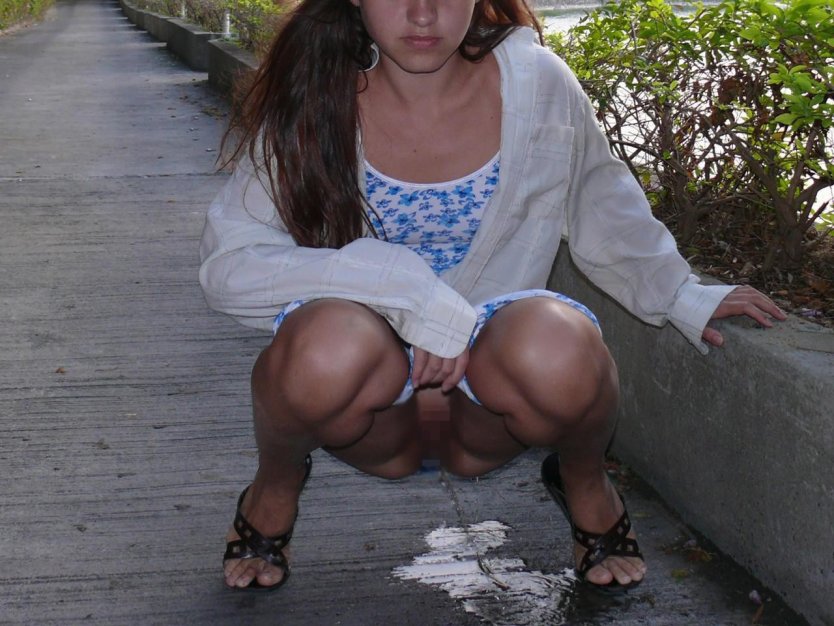 Девушка присела писсинг