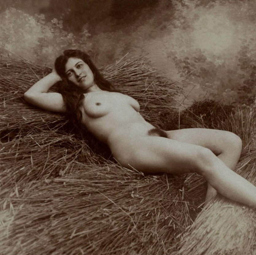 Винтажное ню на природе