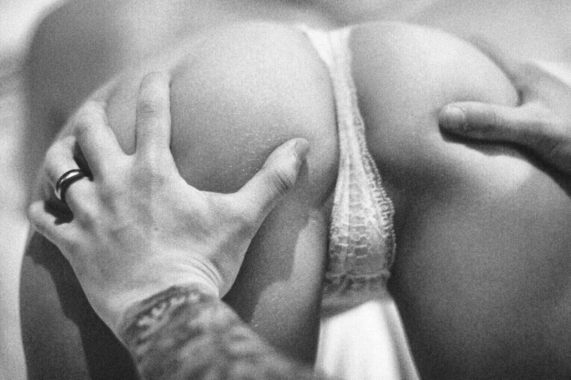 Парень лапает попу девушки