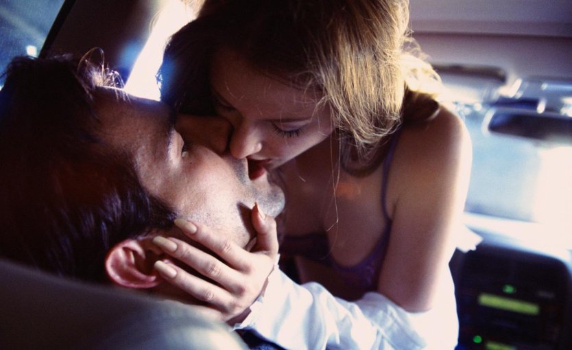 Поцелуй в машине