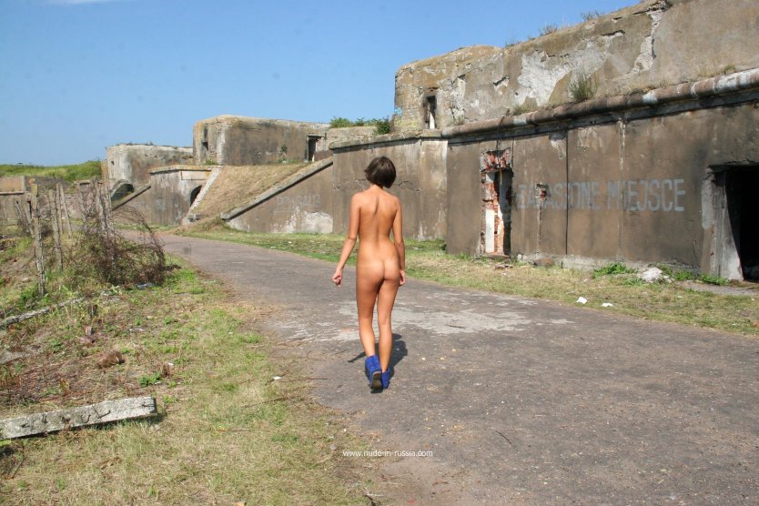 Покажите на ЗАБРОШКЕ как это парня раздевают там догола девки